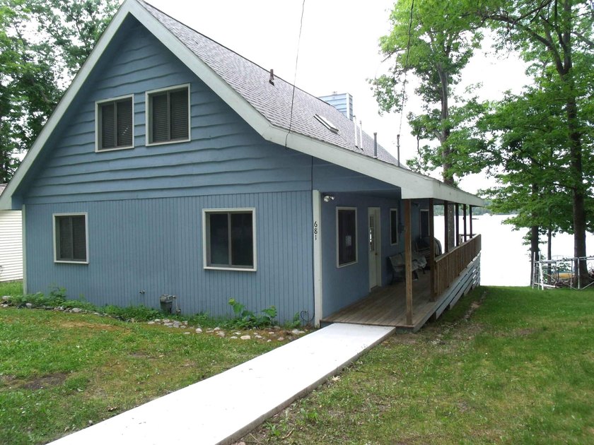 Experience the pinnacle of lakefront living with this stunning 3 - photo 2
