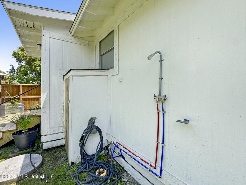 Brand New FORTIFIED ROOF Just minutes to the beach, this - photo 20