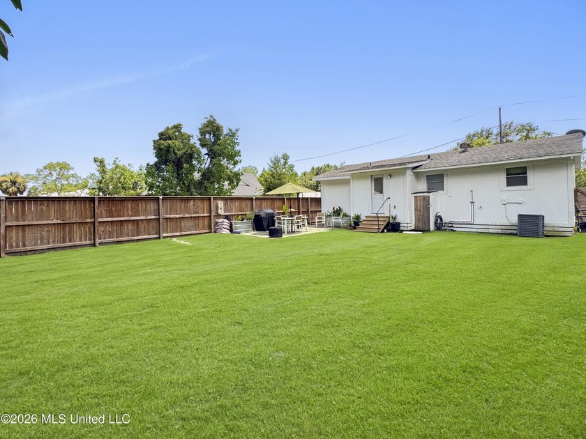 Brand New FORTIFIED ROOF Just minutes to the beach, this - photo 23