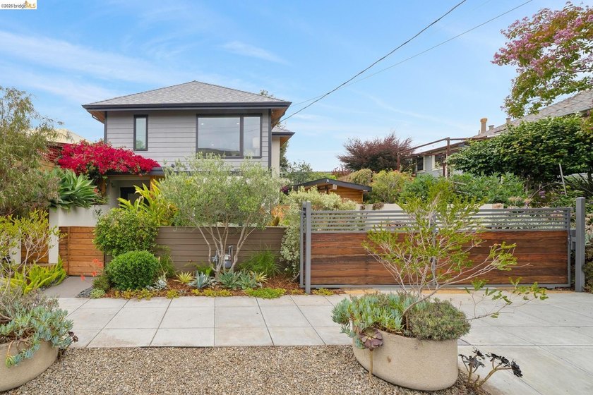 New Listing! Exceptional Glenview Traditional with a - photo 2