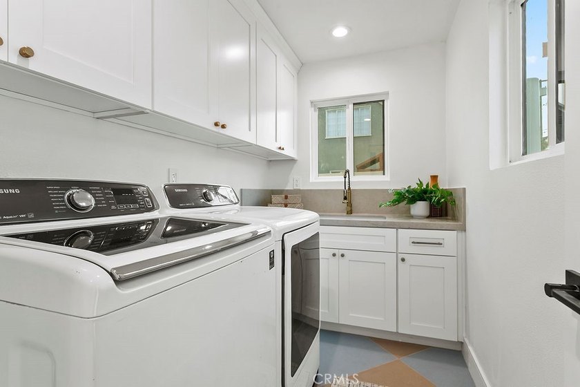 Renovated and Gorgeous: 3 HOMES on 1 LOT. Lease this compound - photo 11