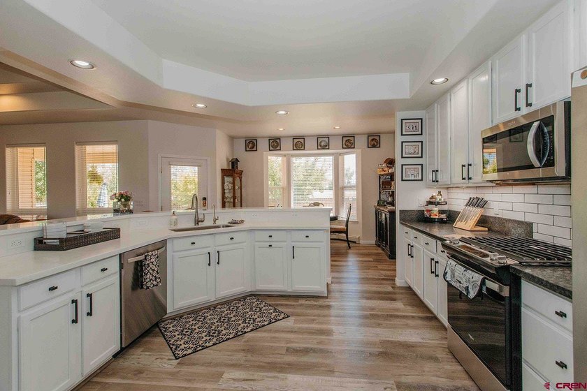 Welcome home to this beautifully updated ranch-style property in - photo 11