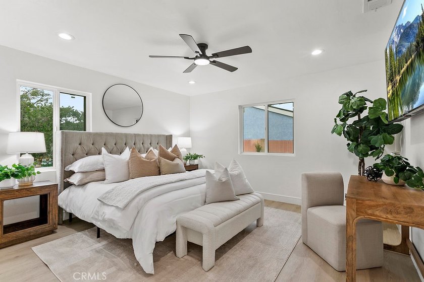 Renovated and Gorgeous: 3 HOMES on 1 LOT. Lease this compound - photo 13