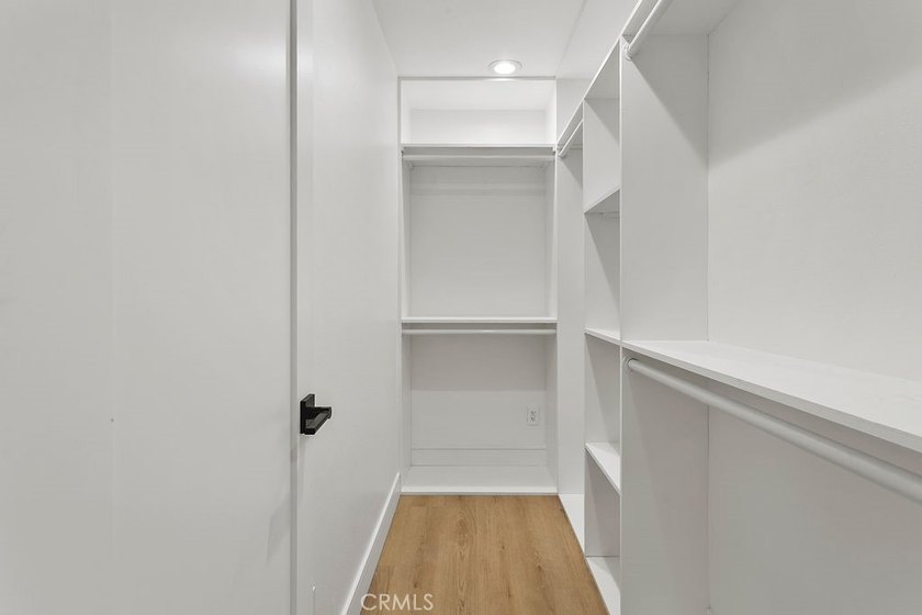 Renovated and Gorgeous: 3 HOMES on 1 LOT. Lease this compound - photo 15