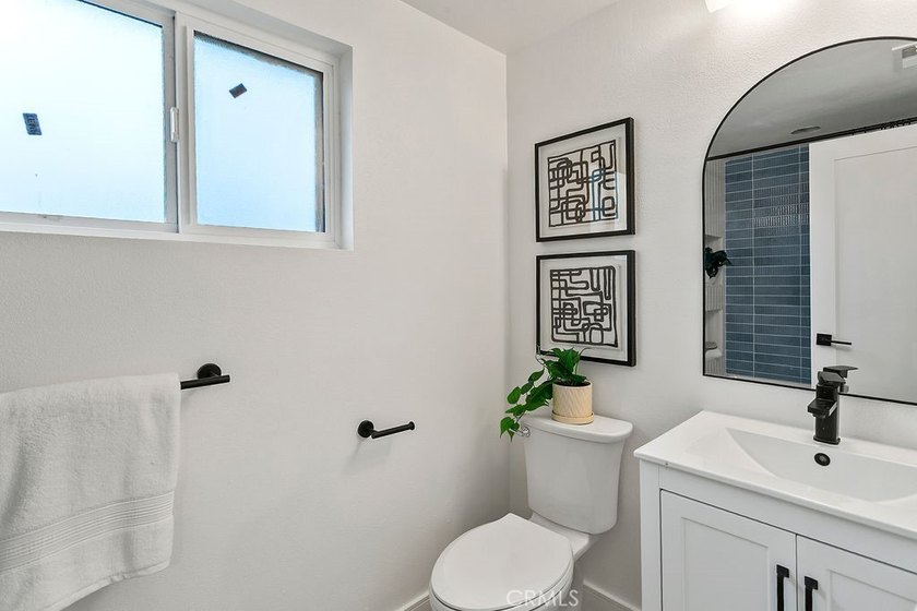 Renovated and Gorgeous: 3 HOMES on 1 LOT. Lease this compound - photo 22