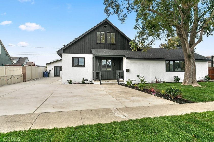 Renovated and Gorgeous: 3 HOMES on 1 LOT. Lease this compound - photo 23