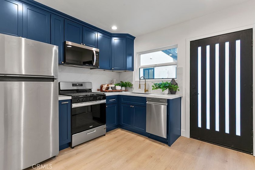 Renovated and Gorgeous: 3 HOMES on 1 LOT. Lease this compound - photo 25