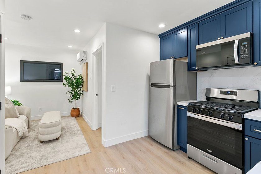 Renovated and Gorgeous: 3 HOMES on 1 LOT. Lease this compound - photo 26