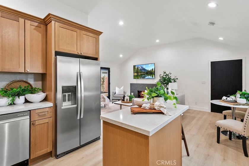 Renovated and Gorgeous: 3 HOMES on 1 LOT. Lease this compound - photo 33