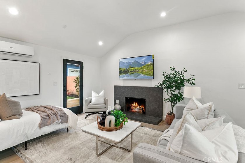 Renovated and Gorgeous: 3 HOMES on 1 LOT. Lease this compound - photo 34