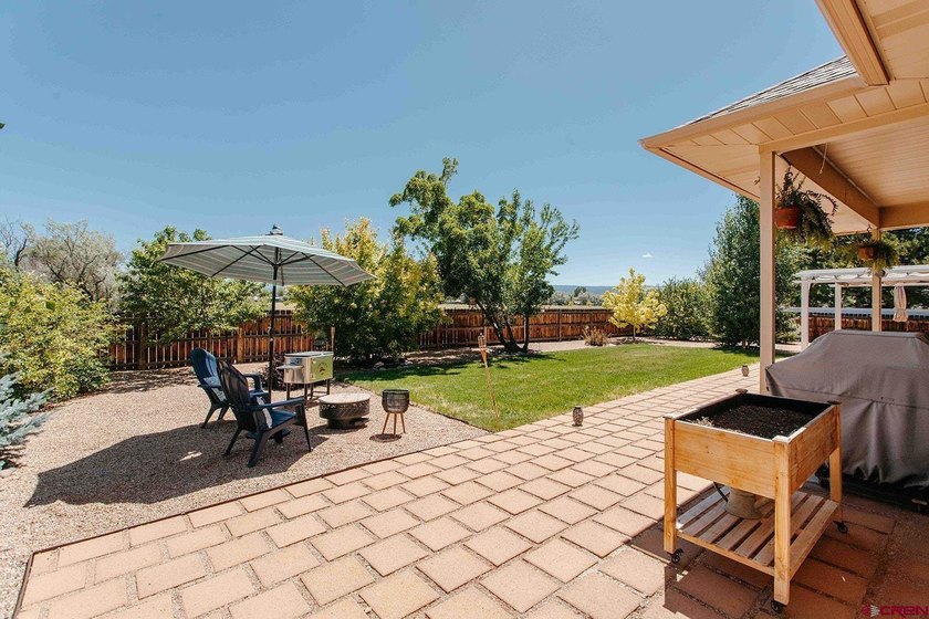 Welcome home to this beautifully updated ranch-style property in - photo 34