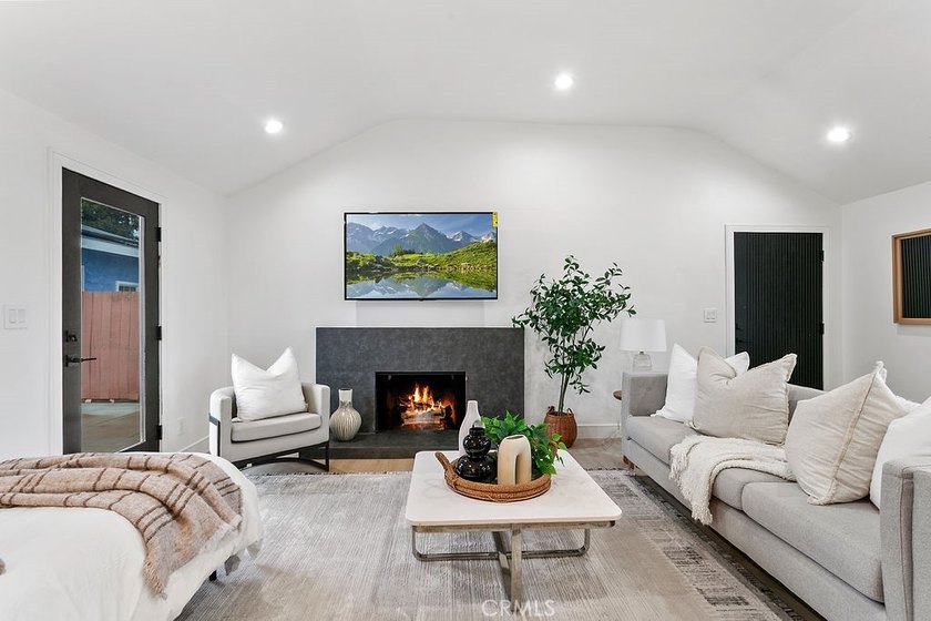 Renovated and Gorgeous: 3 HOMES on 1 LOT. Lease this compound - photo 35
