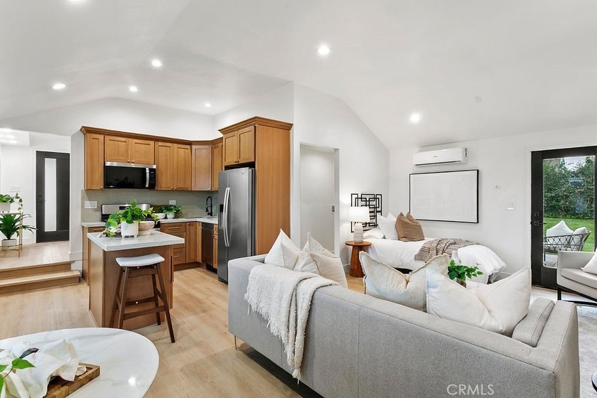 Renovated and Gorgeous: 3 HOMES on 1 LOT. Lease this compound - photo 36