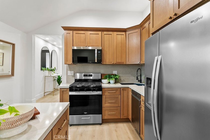 Renovated and Gorgeous: 3 HOMES on 1 LOT. Lease this compound - photo 37