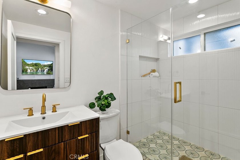 Renovated and Gorgeous: 3 HOMES on 1 LOT. Lease this compound - photo 38