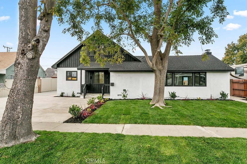 Renovated and Gorgeous: 3 HOMES on 1 LOT. Lease this compound - photo 43
