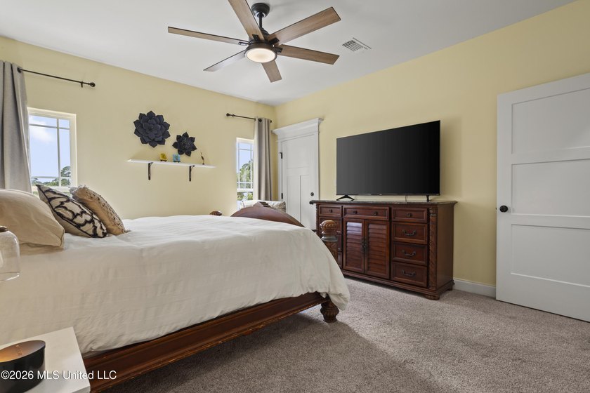 Built just 5 years ago by Butler Homes, known for their quality - photo 21