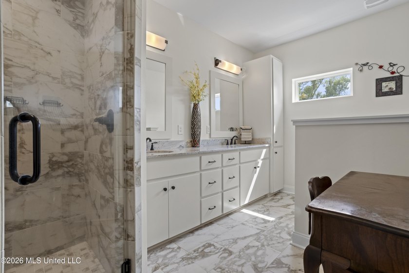 Built just 5 years ago by Butler Homes, known for their quality - photo 22