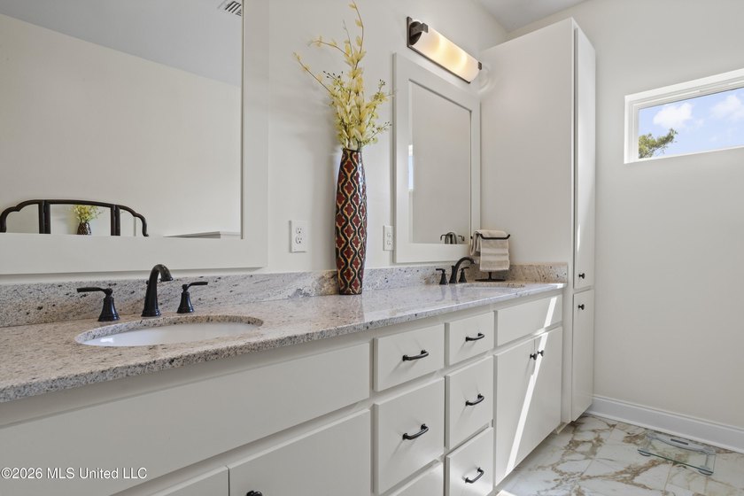 Built just 5 years ago by Butler Homes, known for their quality - photo 23