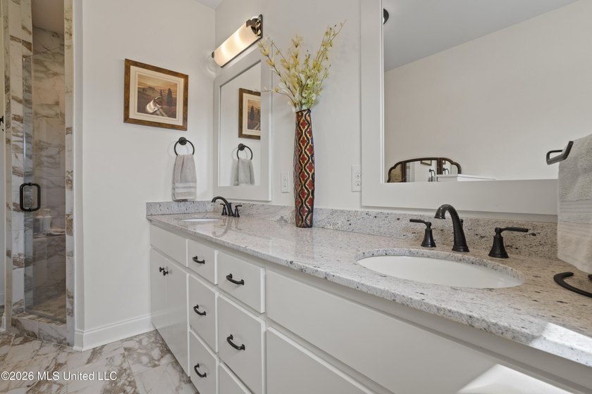 Built just 5 years ago by Butler Homes, known for their quality - photo 24