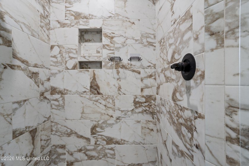 Built just 5 years ago by Butler Homes, known for their quality - photo 25
