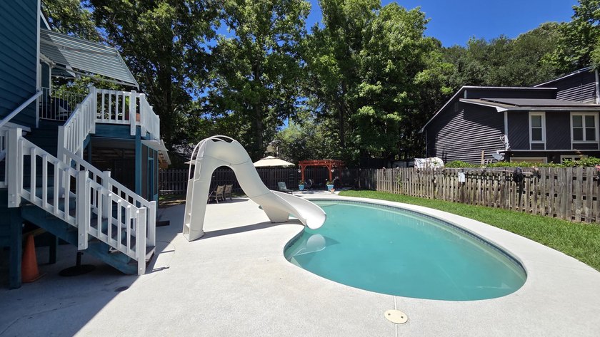 This spacious approximately 3,600-square-foot split-level home - photo 36