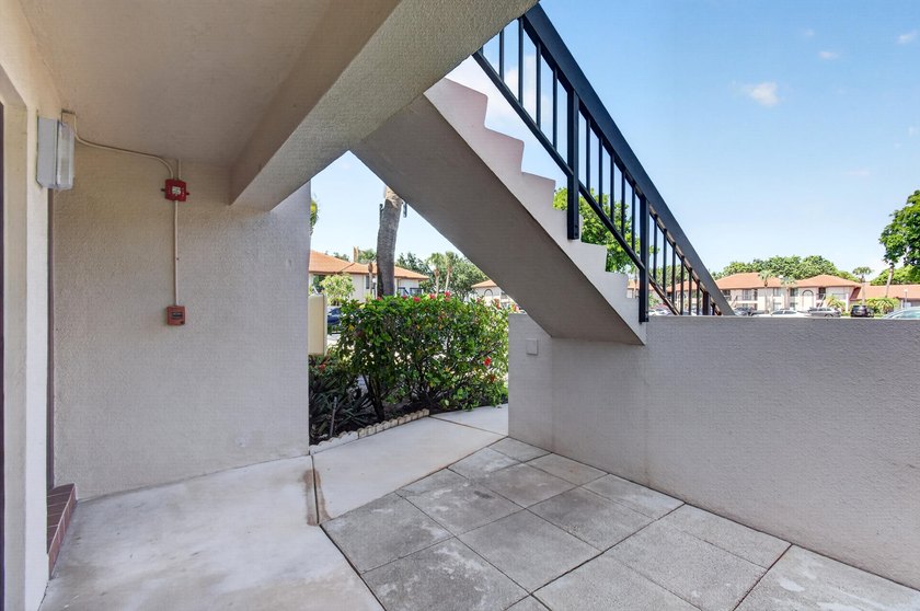 Discover the perfect East Boca lifestyle in this beautifully - photo 8