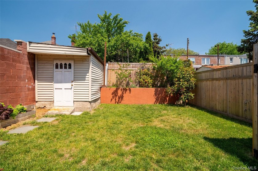 Well maintained and thoughtfully updated, this Morris Park - photo 46