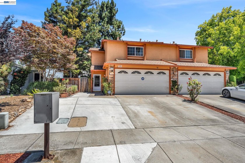 Beautifully Updated Home with NO HOA &amp; ADU Potential in - photo 2
