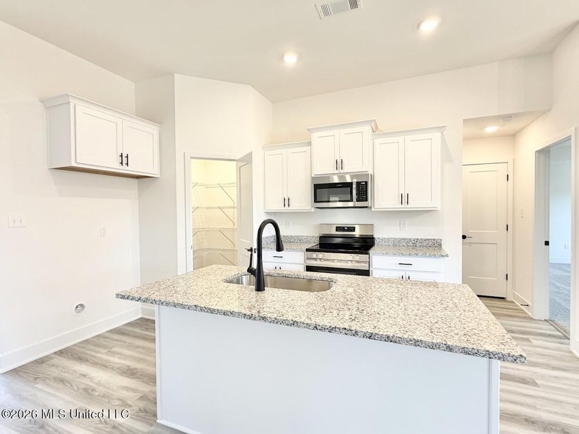 MOVE IN READY! Seller is offering concessions to buyers making - photo 2
