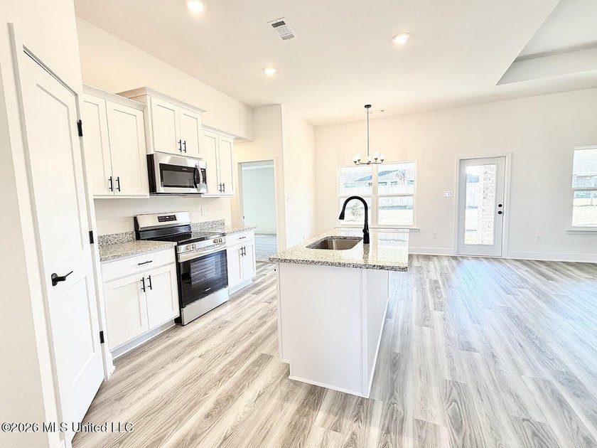 MOVE IN READY! Seller is offering concessions to buyers making - photo 3