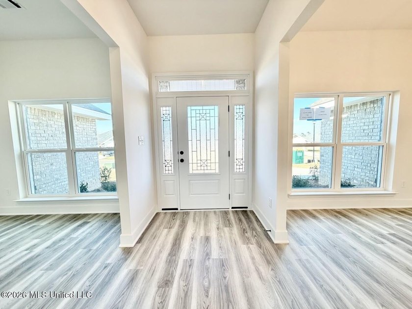 MOVE IN READY! Seller is offering concessions to buyers making - photo 4