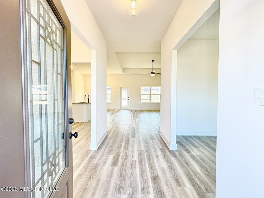 MOVE IN READY! Seller is offering concessions to buyers making - photo 6