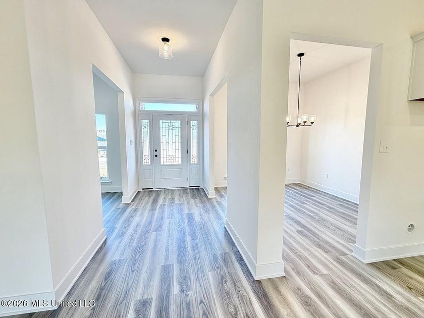 MOVE IN READY! Seller is offering concessions to buyers making - photo 7