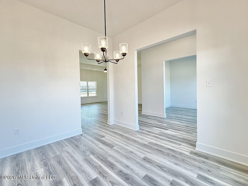MOVE IN READY! Seller is offering concessions to buyers making - photo 8