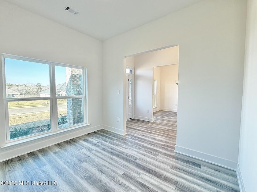 MOVE IN READY! Seller is offering concessions to buyers making - photo 10