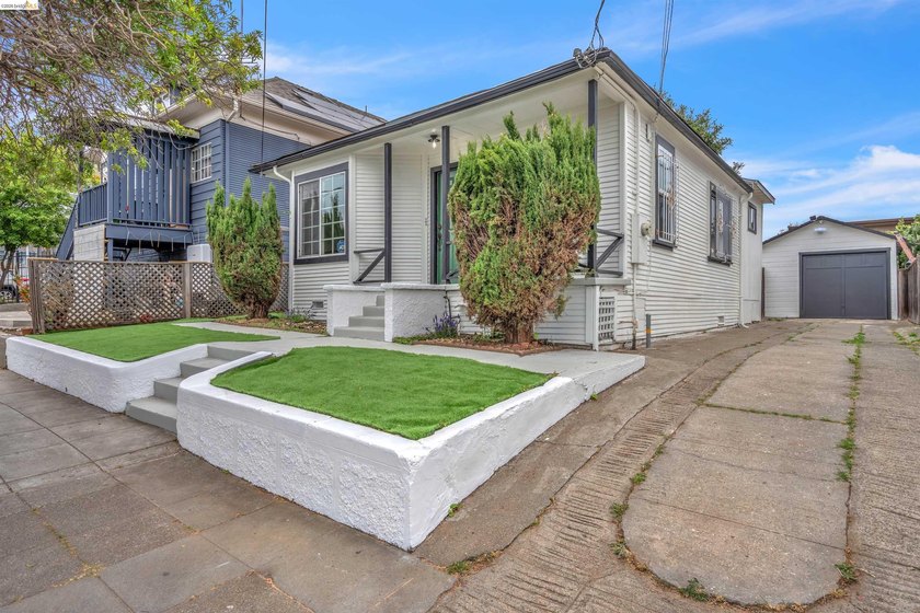 Welcome home! This adorable 2-bedroom, 1-bathroom house has been - photo 3