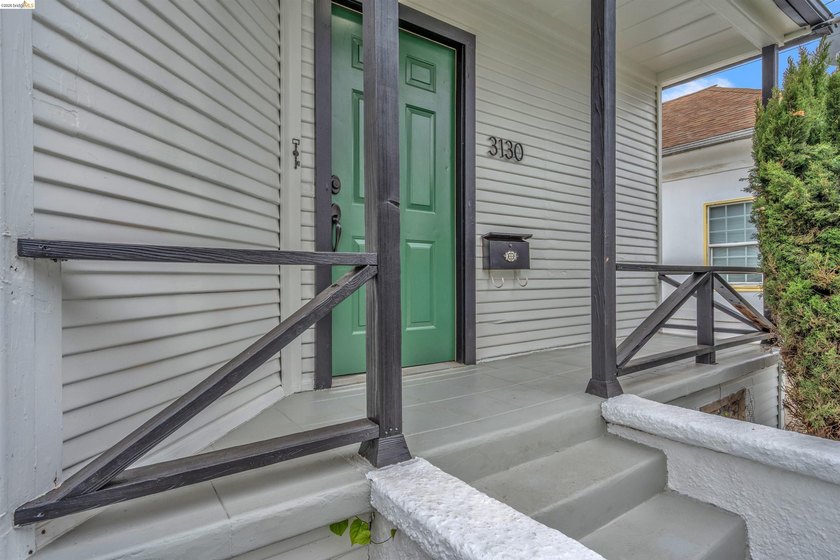 Welcome home! This adorable 2-bedroom, 1-bathroom house has been - photo 4