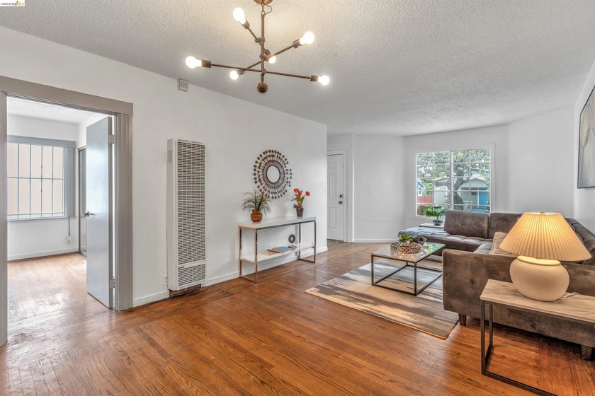 Welcome home! This adorable 2-bedroom, 1-bathroom house has been - photo 8