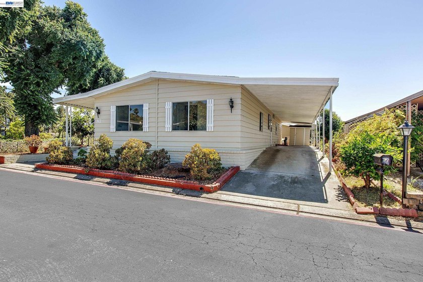 Welcome to the desirable Oakcrest Estates family gated - photo 2