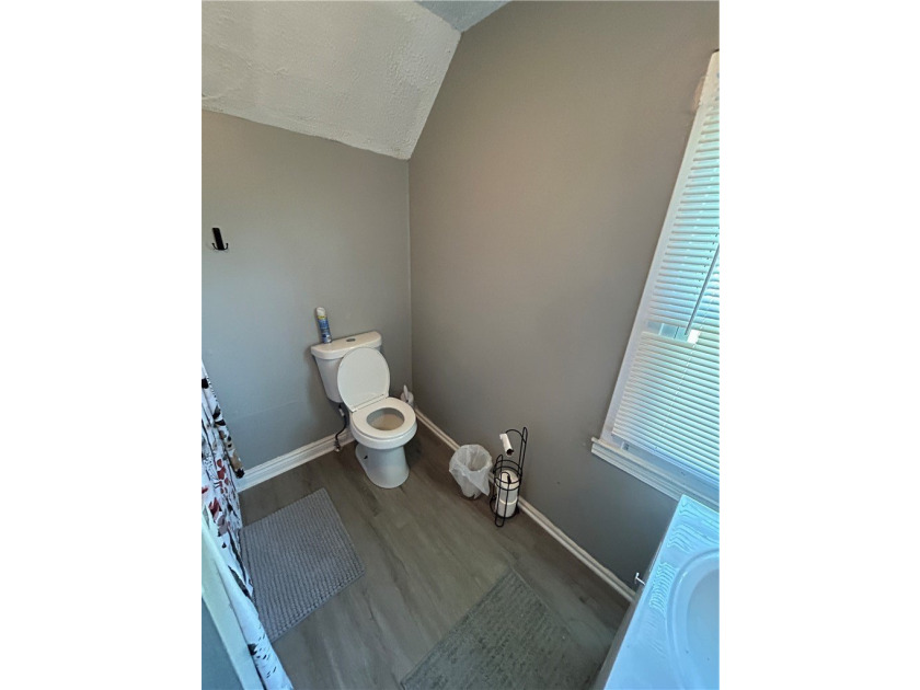 Opportunity awaits with this 3 bedroom single family recently - photo 24