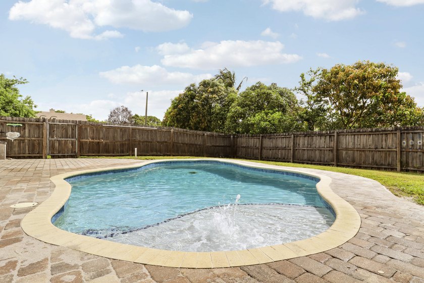 Welcome to 98 Pintail Court, a beautifully maintained CBS pool - photo 28
