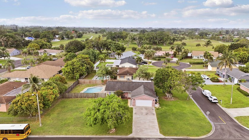 Welcome to 98 Pintail Court, a beautifully maintained CBS pool - photo 35