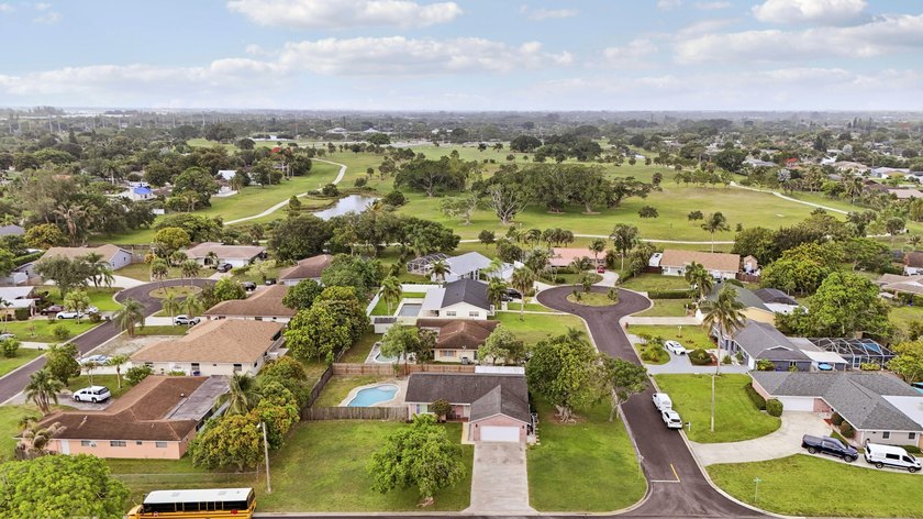 Welcome to 98 Pintail Court, a beautifully maintained CBS pool - photo 36