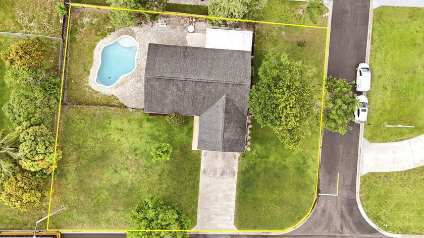 Welcome to 98 Pintail Court, a beautifully maintained CBS pool - photo 37