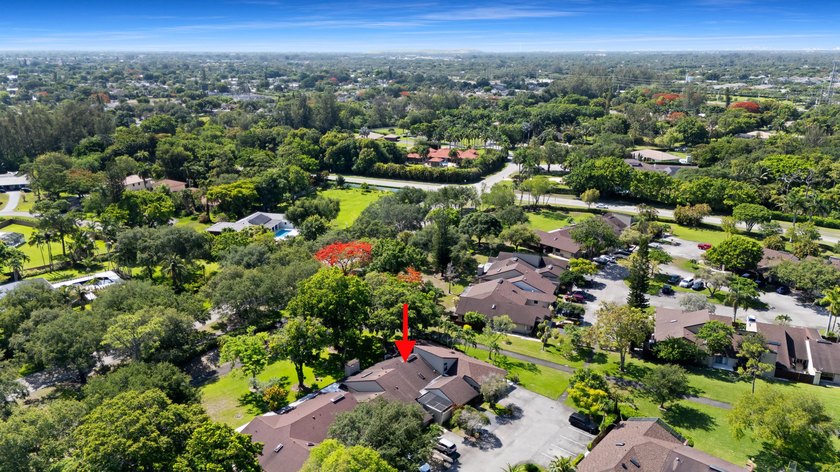 Welcome to this charming two-bedroom, two-bathroom villa in - photo 3