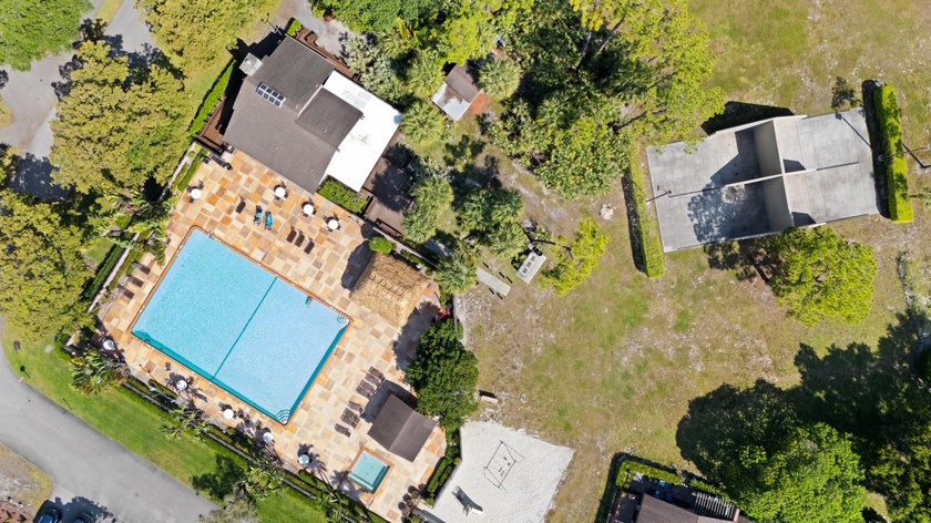 Welcome to this charming two-bedroom, two-bathroom villa in - photo 4