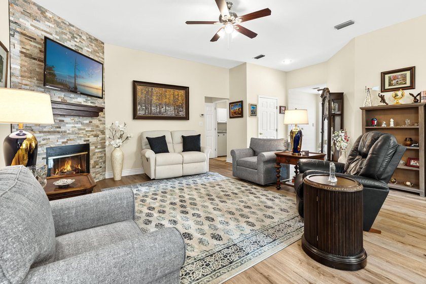 Beautifully updated and meticulously maintained single-story - photo 11