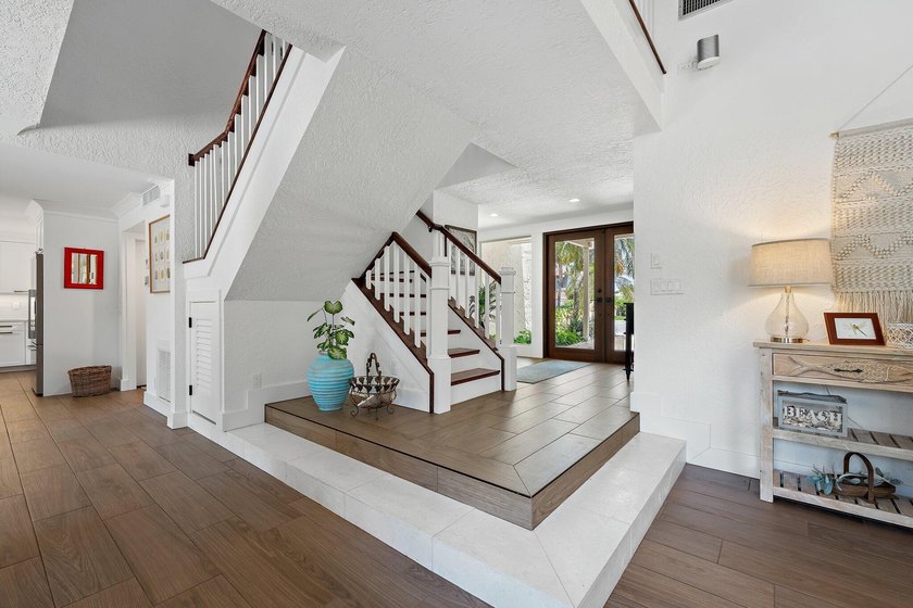 Beautifully remodeled 3 BR/3 BA home with a full 2 car garage in - photo 11