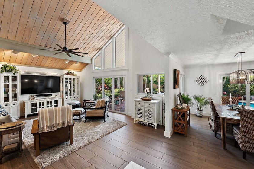 Beautifully remodeled 3 BR/3 BA home with a full 2 car garage in - photo 12